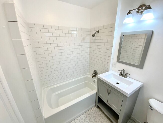 Building Photo - Beautiful Townhouse with Fenced Yard, Gara...