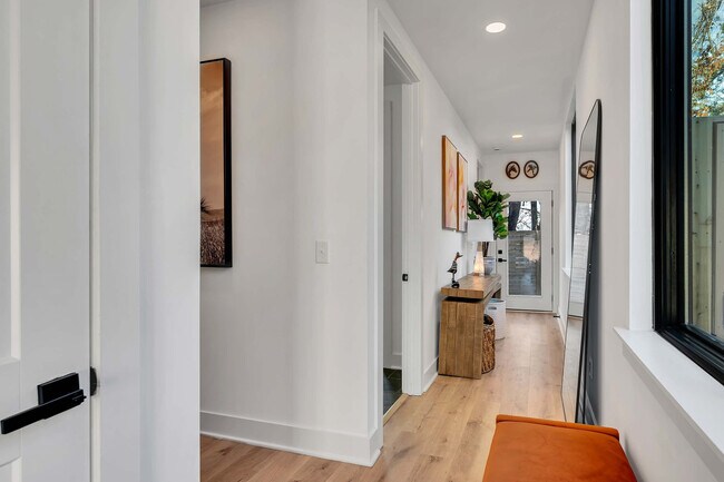 Building Photo - 554 Rosedale Ave