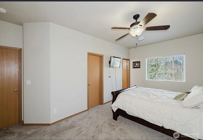 Walkin closet and master bath - 106 Goldenrod St