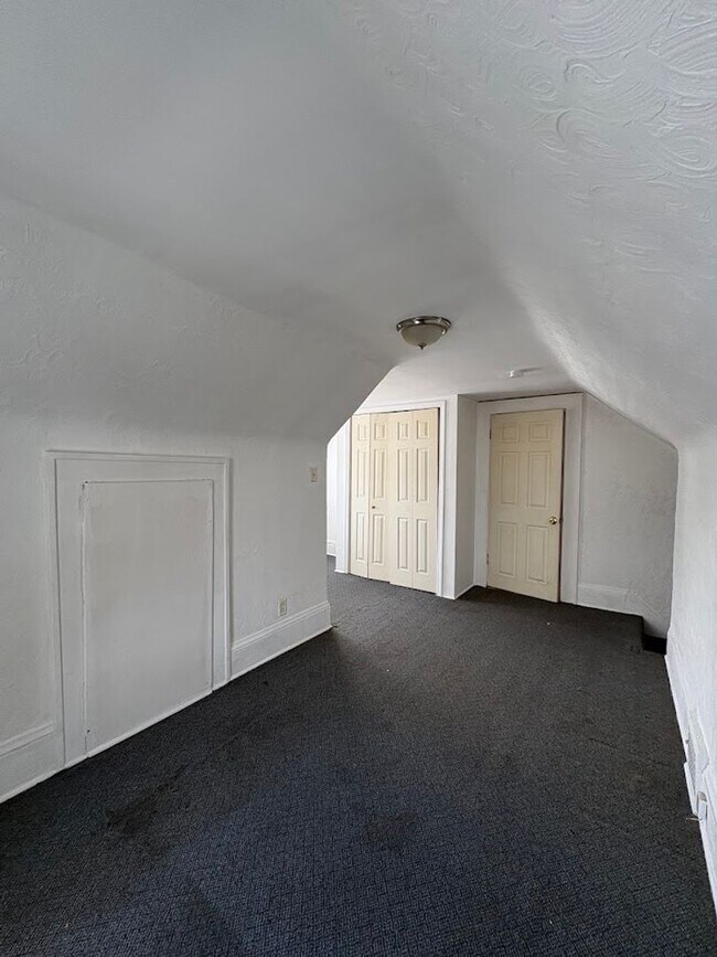 Building Photo - Three bedroom one bathroom home for rent