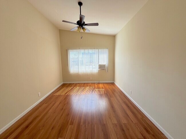 Building Photo - 521 S Manhattan Pl