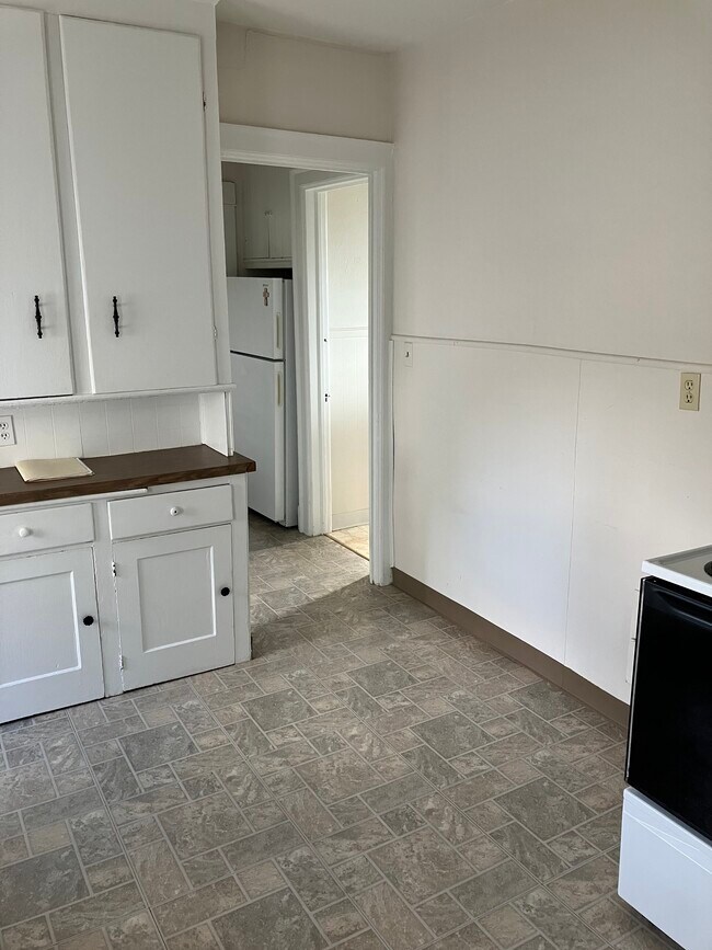 Building Photo - 55 E Hazeltine Ave