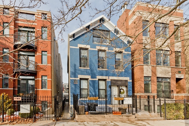 Building Photo - 345 N La Salle Dr