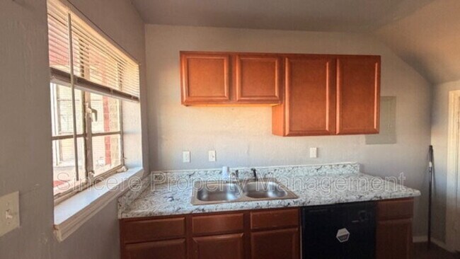 Building Photo - 1931 NE 25th St