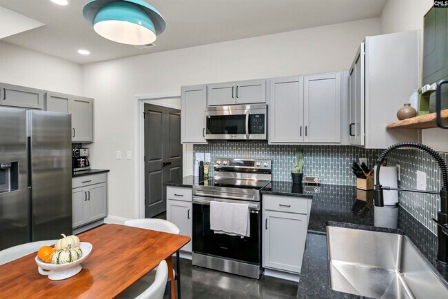 Building Photo - 816 Shull St