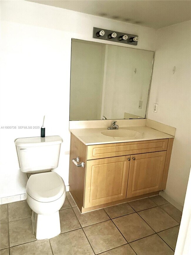 Building Photo - 102 SW 6th Ave