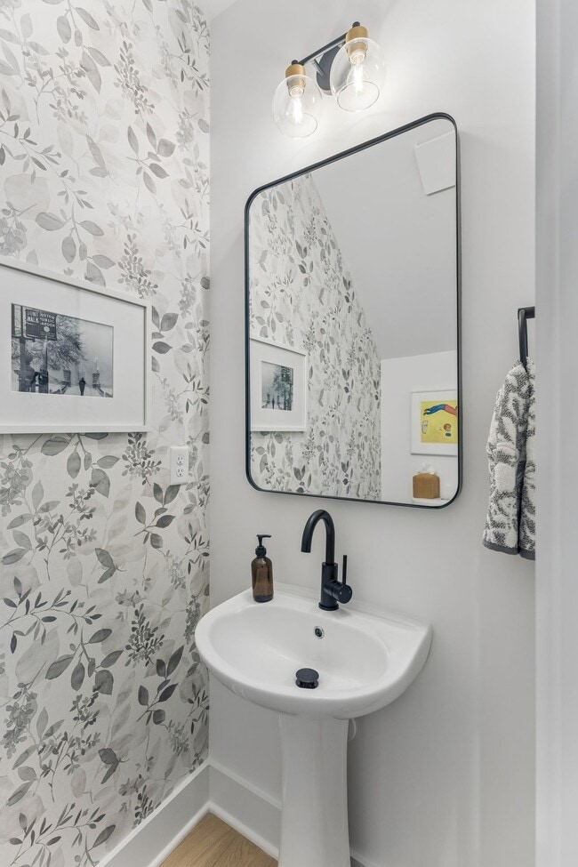 Building Photo - 2025 Pleasant Cv