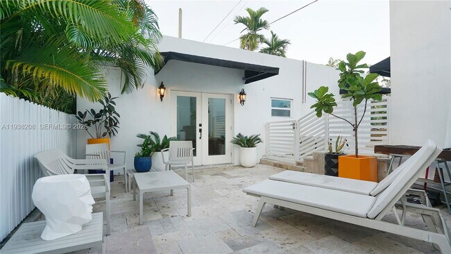 Building Photo - 1201 NE 85th St