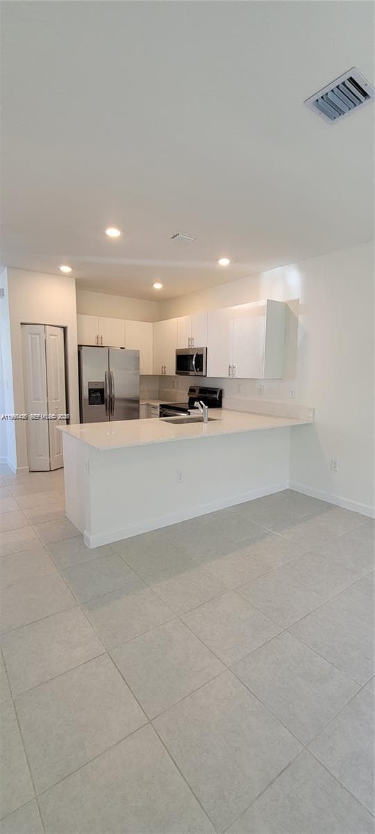 Building Photo - 1010 SE 26th Ter