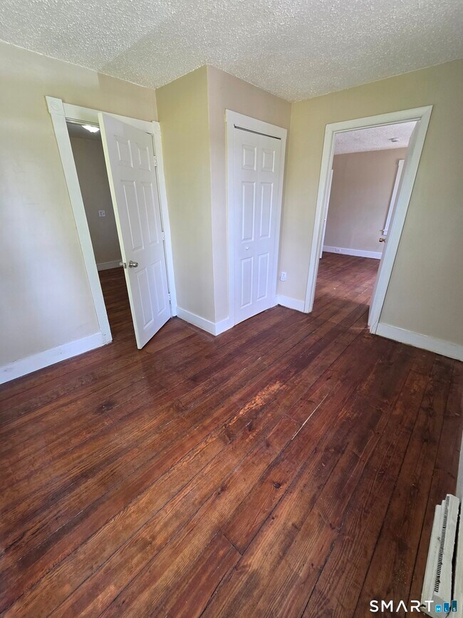 Building Photo - 22 Lakeview St