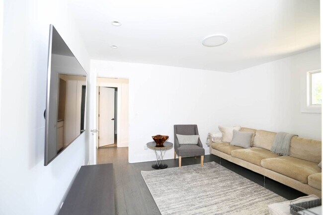 Building Photo - 117 Erica's Ln