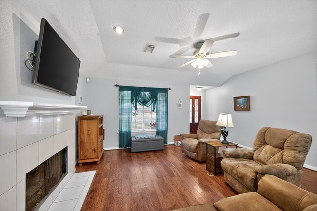 Building Photo - 1017 Pin Oak Dr