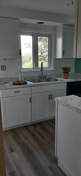 Kitchen - 106 Koegler Ave