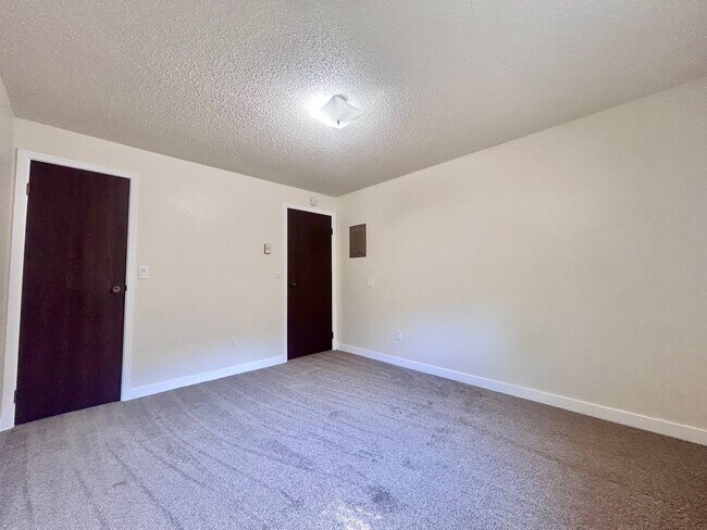 Building Photo - Charming Ground-Level 1 Bed with In-Unit Laundry