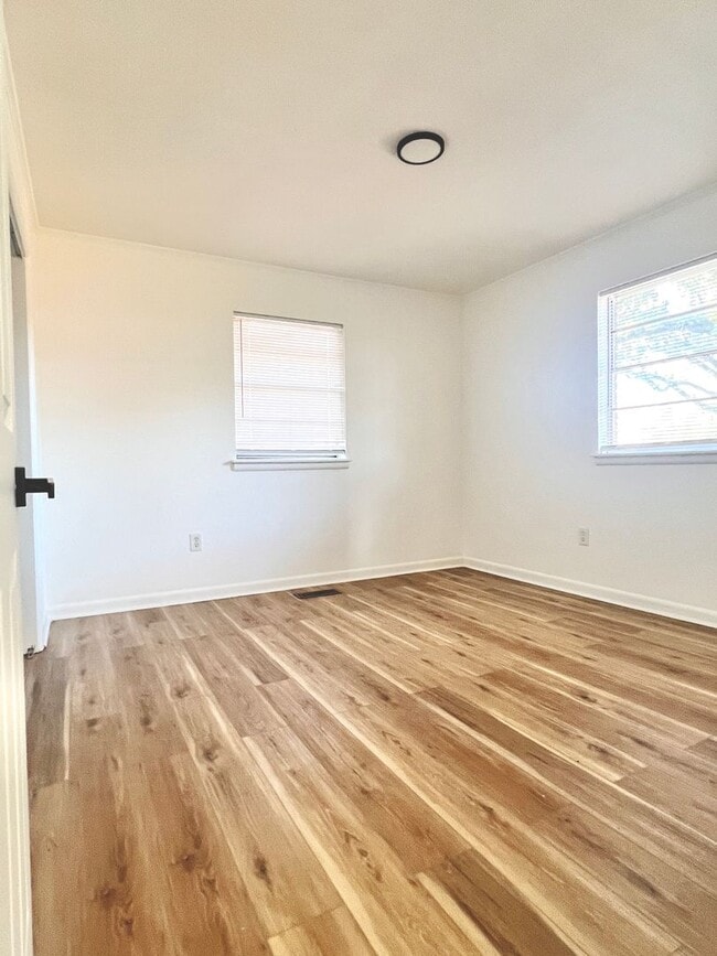 Building Photo - 400 W Scenic Dr