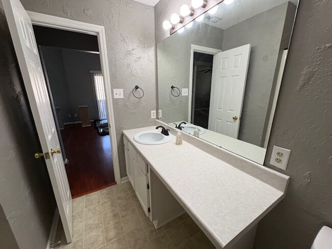 Building Photo - Start your Next Chapter!!! 2nd Floor Condo, Close to Shopping and Dining!!!