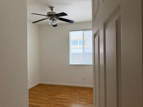 Building Photo - 4 Bed/ 3 Bath House