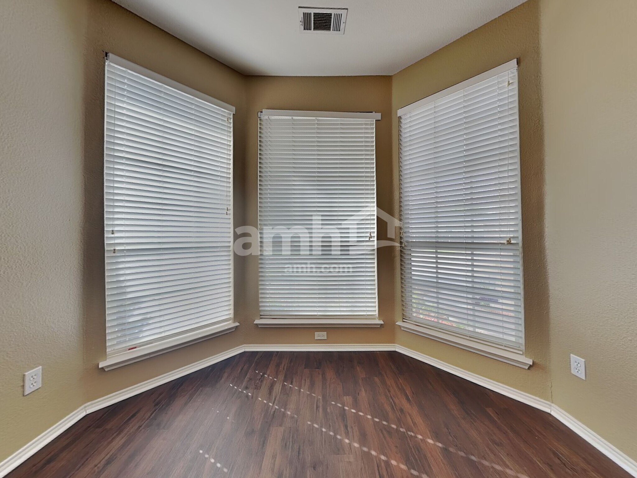 Building Photo - 9904 Henna Ln