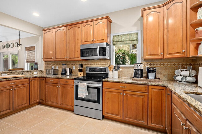 Building Photo - 27 Desoto Pl