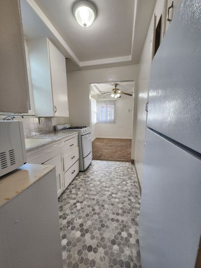 Building Photo - Charming 1bdr cottage with huge yard and garage!