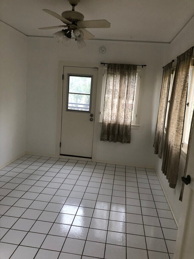 Bonus Room - 556 Radcliffe Ave