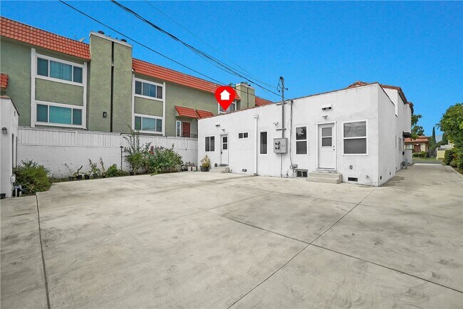 Building Photo - 2718 W Grand Ave