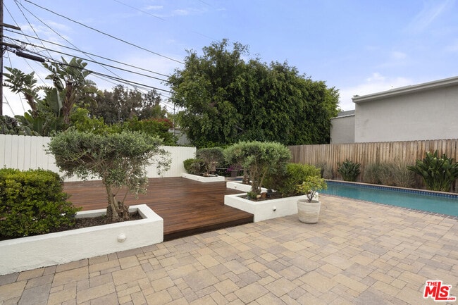 Building Photo - 451 Westmount Dr