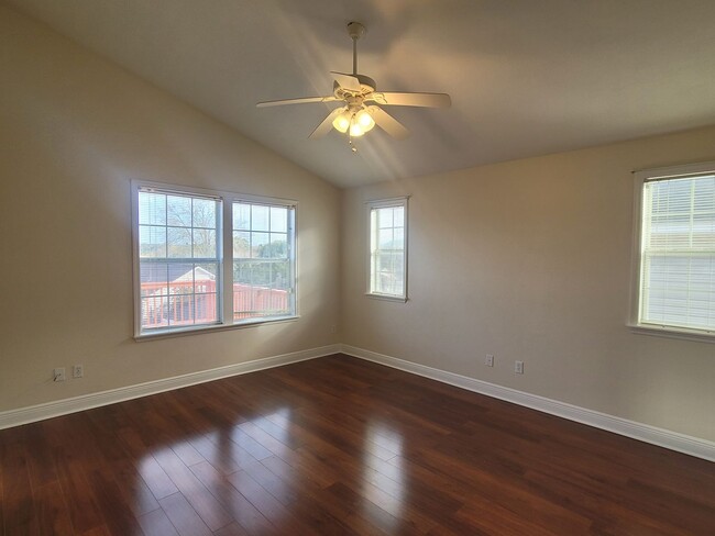 Building Photo - MODERN 3/2 w/ Garage, Spa Tub, Wood Floors...