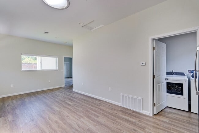 Building Photo - Excellent 2 bed 1 Bath ADU