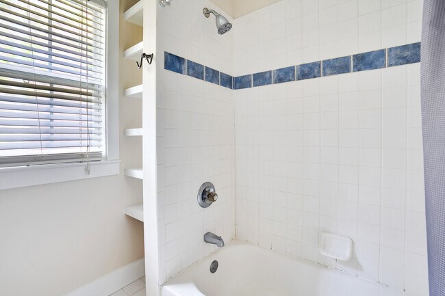 Building Photo - 1607 Knickerbocker Ave