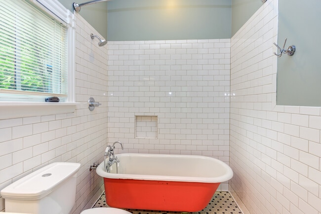 Building Photo - 510 Oakwood Ave