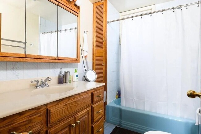 Building Photo - 465 Windsor St