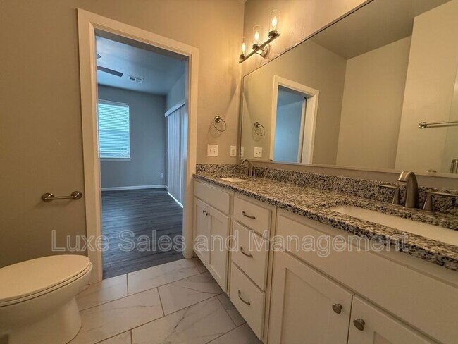 Building Photo - 1138 N Blackwelder Ave