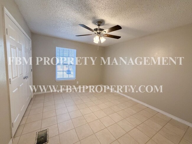 Building Photo - 2541 W Sycamore Ave