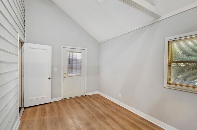 Building Photo - Prime Location Near Ravenel Bridge & Charl...