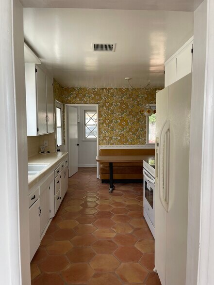 Building Photo - 2207 Jolley Dr