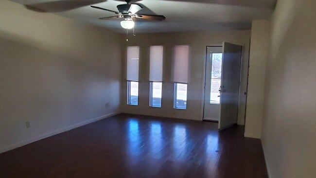 Building Photo - 717 W Cherry Ave