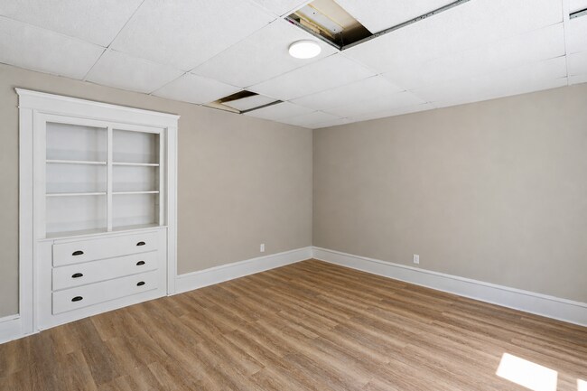 Building Photo - 387 Grove St
