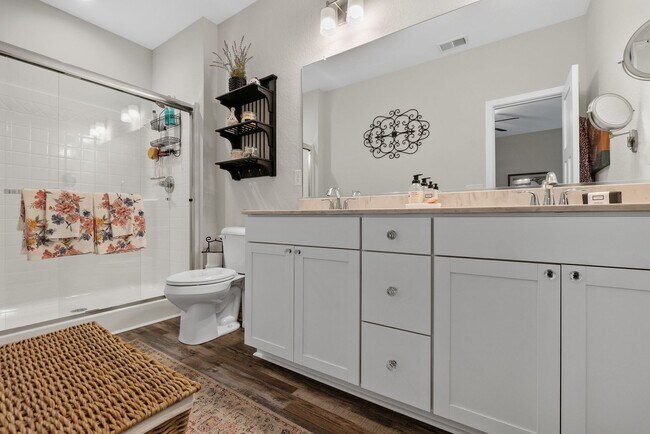 Building Photo - Luxury Townhome for Rent near Regent!