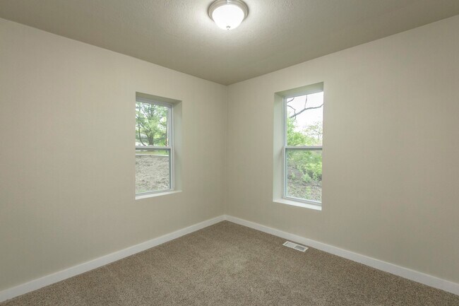 Building Photo - Adorable 2 Bedroom 1 Bath
