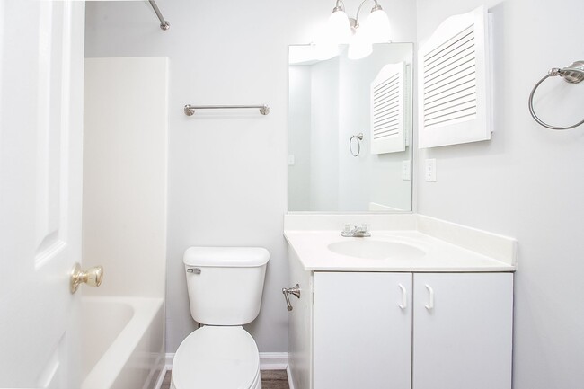 Building Photo - 2 Bedroom 2.5 Bathrooms in South Chesapeake