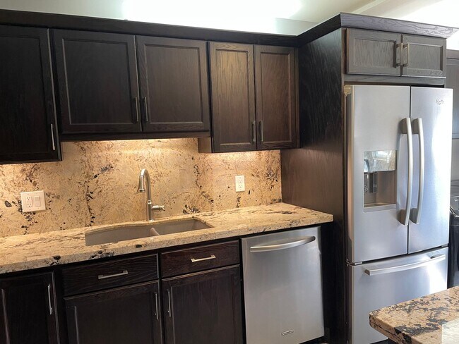 Building Photo - Beautifully renovated! 2 Bed, 2 Bath corne...