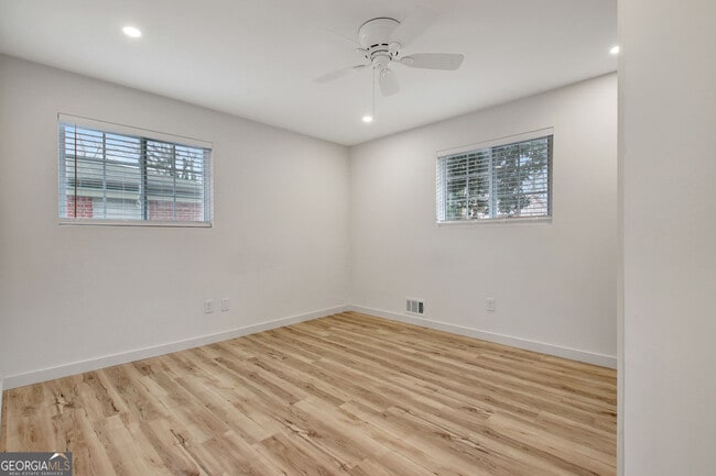 Building Photo - 183 Pine St NE