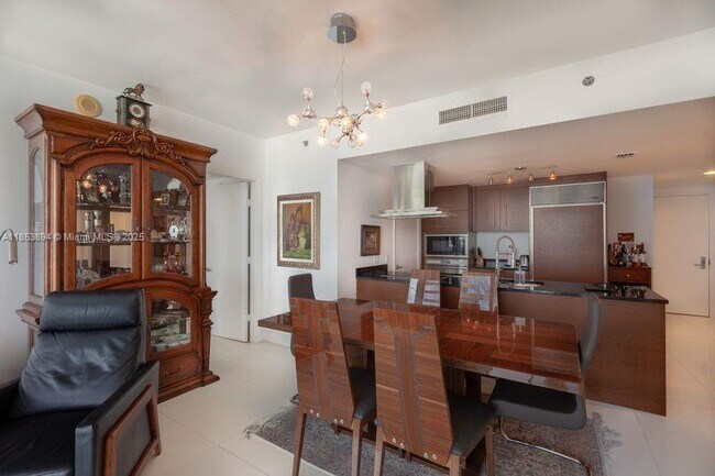 Building Photo - 495 Brickell Ave