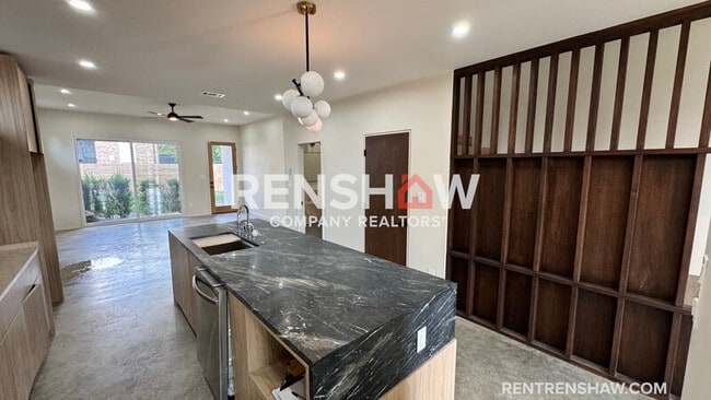 Building Photo - 42 Angelus St