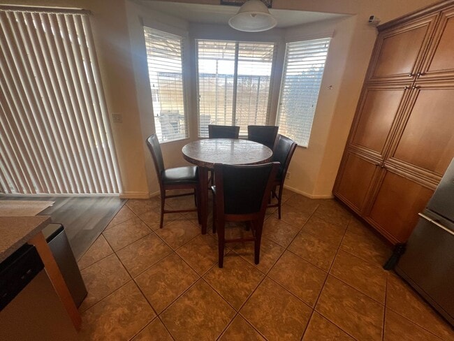 Building Photo - Spacious 4-Bedroom Home in Desirable Apple Valley Neighborhood