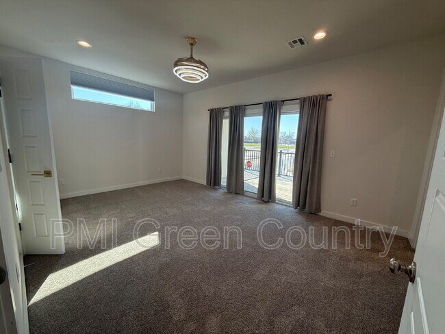 Building Photo - 134 E Elgin St