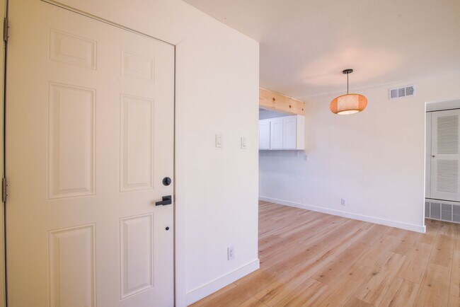 Building Photo - Beautiful 2-bedroom, 1-bathroom townhouse located in the vibrant city of El Paso