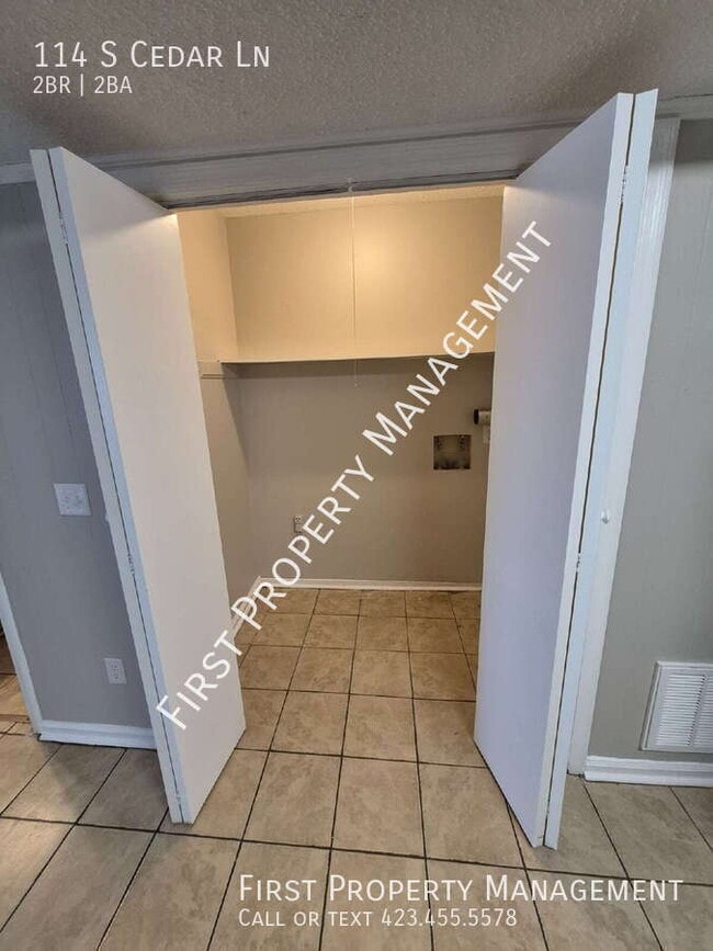 Building Photo - 114 S Cedar Ln