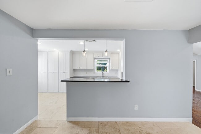 Building Photo - 2502 Hollow Hook Rd